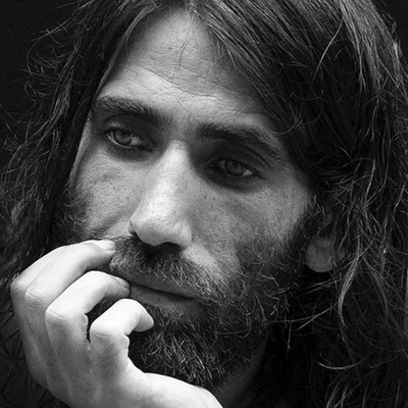 foto autori 2021-Behrouz_Boochani_by_Hoda_Afshar